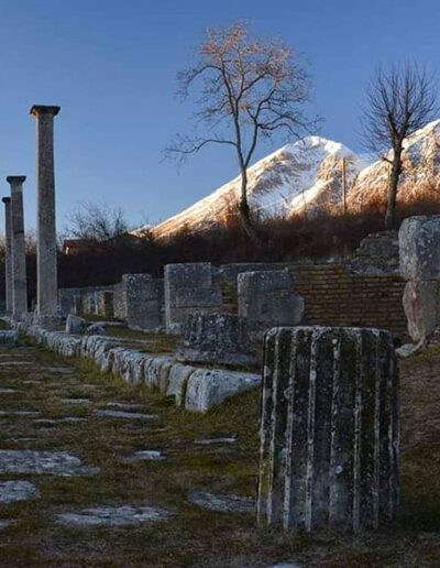 Alba-Fucens-AQ-Sito-Archeologico-Romano-Meraviglia-del-Parco-Naturale-Sirente-Velino