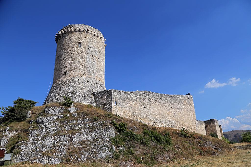 Castello di Bominaco diroccato