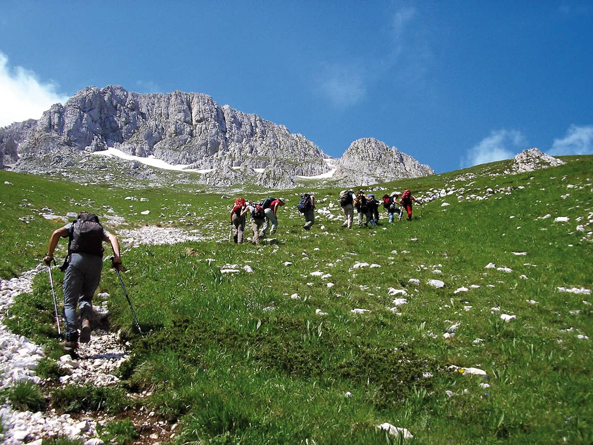Dallo Chalet Sirente al Monte Sirente per la Valle Lupara